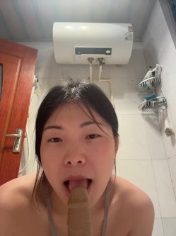 G奶御姐【珊珊yyds】身穿开档性感丝袜在楼梯间 门口 卫生间 大黑牛大鸡巴跳弹自慰 喷水 截图10