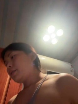 G奶御姐【珊珊yyds】身穿开档性感丝袜在楼梯间 门口 卫生间 大黑牛大鸡巴跳弹自慰 喷水 截图11