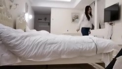 漂亮大奶小姐姐 身材苗条性格文静穿上开裆黑丝被大哥各种输出很配合 天天操逼很难射出来 截图1