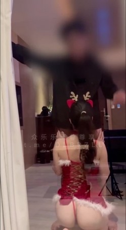 专攻高颜值网红台湾泡良大神「郑原创」FO私拍，台中女教练，圣诞系列，完美腰臀比跪地口交，贴玻璃性感后入，第一视角沙发女上欲罢不能 截图12