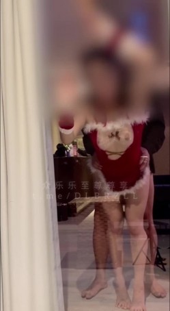 专攻高颜值网红台湾泡良大神「郑原创」FO私拍，台中女教练，圣诞系列，完美腰臀比跪地口交，贴玻璃性感后入，第一视角沙发女上欲罢不能 截图13