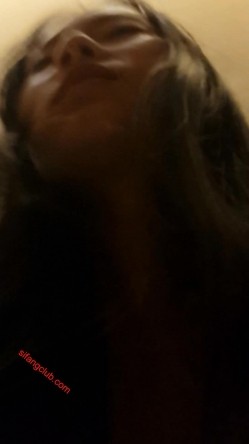 小情侣酒店开房自拍，妹子身材不错只穿内衣跳艳舞诱惑，女上位啪啪，全程国语对白淫荡1080P 截图14