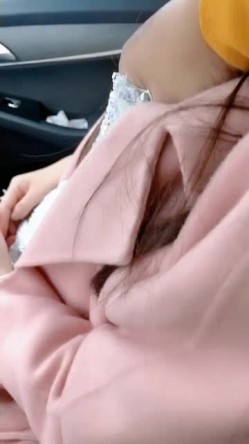 【极品淫妻 ️性爱淫乱】蜜桃臀超淫妻『青青』女神乱操 ️黑丝皮衣机车女孩乱入 喜欢翘臀后入猛操 截图14