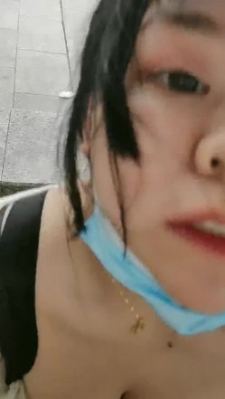 爆乳户外骚母狗，公园爬行逼里塞AV棒，口交乳交大鸡巴，户外撒尿，让大哥无套各种抽插玩弄骚奶子真骚 截图3