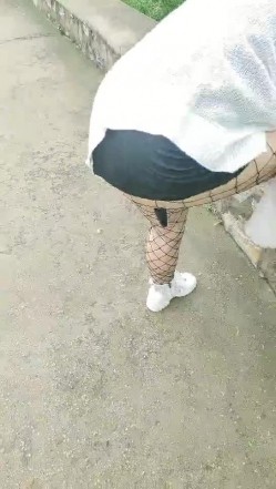 爆乳户外骚母狗，公园爬行逼里塞AV棒，口交乳交大鸡巴，户外撒尿，让大哥无套各种抽插玩弄骚奶子真骚 截图8