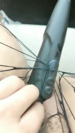 爆乳户外骚母狗，公园爬行逼里塞AV棒，口交乳交大鸡巴，户外撒尿，让大哥无套各种抽插玩弄骚奶子真骚 截图12