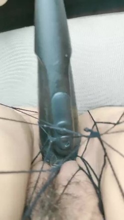 爆乳户外骚母狗，公园爬行逼里塞AV棒，口交乳交大鸡巴，户外撒尿，让大哥无套各种抽插玩弄骚奶子真骚 截图13