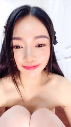 白丝露脸无毛逼微微小阿姨一个人精彩大秀直播，淫声荡语互动撩骚揉奶玩逼道具抽插，高潮喷水特写展示好刺激 截图6