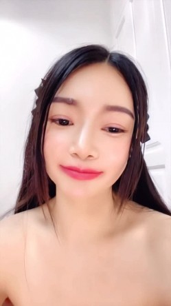 白丝露脸无毛逼微微小阿姨一个人精彩大秀直播，淫声荡语互动撩骚揉奶玩逼道具抽插，高潮喷水特写展示好刺激 截图7