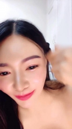 白丝露脸无毛逼微微小阿姨一个人精彩大秀直播，淫声荡语互动撩骚揉奶玩逼道具抽插，高潮喷水特写展示好刺激 截图12