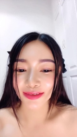 白丝露脸无毛逼微微小阿姨一个人精彩大秀直播，淫声荡语互动撩骚揉奶玩逼道具抽插，高潮喷水特写展示好刺激 截图14