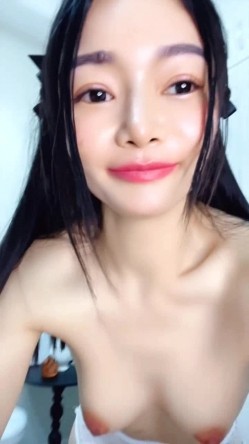 白丝露脸无毛逼微微小阿姨一个人精彩大秀直播，淫声荡语互动撩骚揉奶玩逼道具抽插，高潮喷水特写展示好刺激 截图15