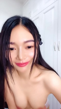 白丝露脸无毛逼微微小阿姨一个人精彩大秀直播，淫声荡语互动撩骚揉奶玩逼道具抽插，高潮喷水特写展示好刺激 截图16