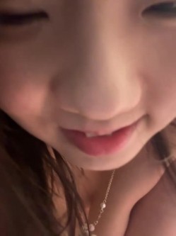 stripchat平台的人气女神，19岁学生妹，【Olivia】，童颜巨乳，高潮狂喷水，跟个水龙 截图10