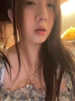 stripchat平台的人气女神，19岁学生妹，【Olivia】，童颜巨乳，高潮狂喷水，跟个水龙 截图16