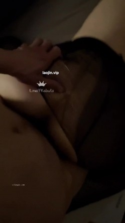 富二代约炮，【fKabuto】，一个极品学生妹，一个人妻，完美露脸，不同风味都要享受，床上都好骚 截图3