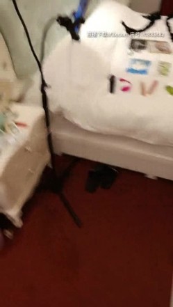 帝王女奴调教，大屁股骚母狗是真骚，先灌肠后塞菊花，骚母狗趴地屌鞋子给舔脚真鸡巴骚精彩不要错过 截图1