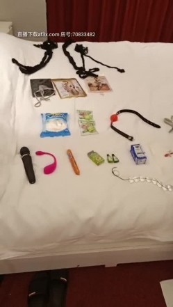 帝王女奴调教，大屁股骚母狗是真骚，先灌肠后塞菊花，骚母狗趴地屌鞋子给舔脚真鸡巴骚精彩不要错过 截图7