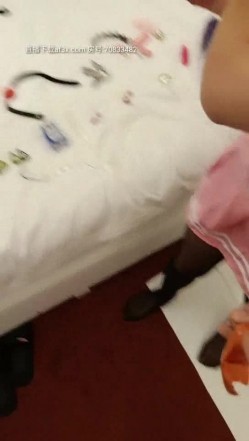 帝王女奴调教，大屁股骚母狗是真骚，先灌肠后塞菊花，骚母狗趴地屌鞋子给舔脚真鸡巴骚精彩不要错过 截图9