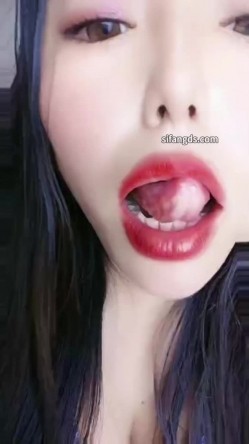 快手颜值熟女【张颜儿】大尺度掰逼，道具自慰潮喷，淫语调教 截图8