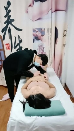 按摩店里的小哥哥被渣女弄得都害羞了，口交大鸡巴激情上位，猛女草的逼男的都刺激，浪叫呻吟淫语不断爆赞 截图3