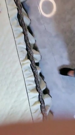 美女鉴定家，两个小骚逼沙发上让小哥们蹂躏，全程露脸口交大鸡巴，沙发上多体位轮草两个骚逼展示，呻吟可射 截图12