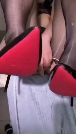 【抖音福利】丝袜熟女【美里登】道具自慰丝足诱惑 截图3