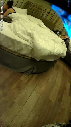 【精选稀缺360】浪漫圆床房-淫荡少妇偷情光头男被操的哇哇乱叫 太销魂了 截图11