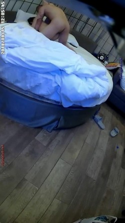 【精选稀缺360】浪漫圆床房-淫荡少妇偷情光头男被操的哇哇乱叫 太销魂了 截图13
