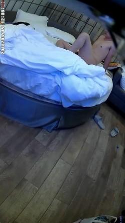 【精选稀缺360】浪漫圆床房-淫荡少妇偷情光头男被操的哇哇乱叫 太销魂了 截图14
