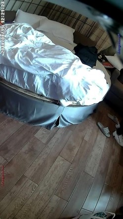 【精选稀缺360】浪漫圆床房-淫荡少妇偷情光头男被操的哇哇乱叫 太销魂了 截图16