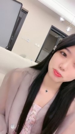 核弹！高人气裸舞女神~20小时~【阿楚】全新姿势~撸点极高~ 女神终于尺度大开~！揉穴自慰，长腿美臀，绝~！！ 截图2