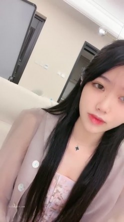 核弹！高人气裸舞女神~20小时~【阿楚】全新姿势~撸点极高~ 女神终于尺度大开~！揉穴自慰，长腿美臀，绝~！！ 截图3