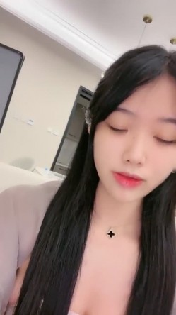 核弹！高人气裸舞女神~20小时~【阿楚】全新姿势~撸点极高~ 女神终于尺度大开~！揉穴自慰，长腿美臀，绝~！！ 截图5