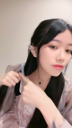 核弹！高人气裸舞女神~20小时~【阿楚】全新姿势~撸点极高~ 女神终于尺度大开~！揉穴自慰，长腿美臀，绝~！！ 截图10