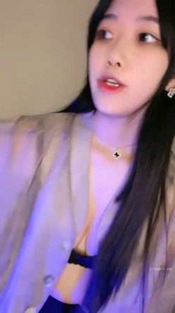 核弹！高人气裸舞女神~20小时~【阿楚】全新姿势~撸点极高~ 女神终于尺度大开~！揉穴自慰，长腿美臀，绝~！！ 截图11