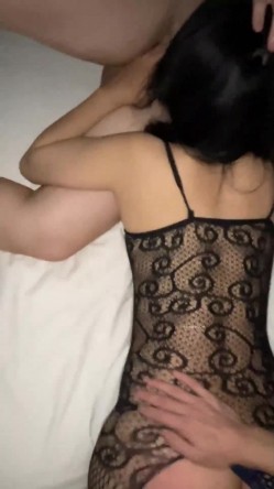 【淫妻福利】皮肤白皙肥臀细腰人妻【短裙无内】单男啪啪，绿帽癖老公找单男艹爱妻 截图12