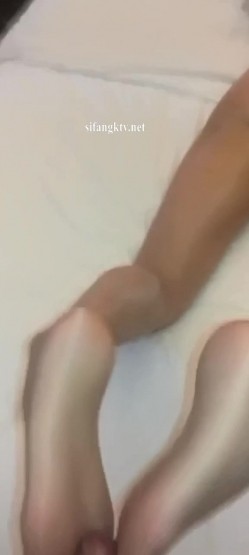 难得露脸！漂亮女人味韵味少妇狠配合，穿上黑丝肉丝 秀美腿 蹭一蹭，真空不穿内裤 大神就是不插，这么漂亮 截图15