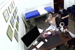 监控偷拍某胸部整形的胸形评估医师真幸福,每天的工作就是不断摸女生奶子 截图1