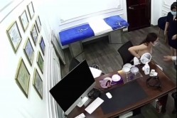 监控偷拍某胸部整形的胸形评估医师真幸福,每天的工作就是不断摸女生奶子 截图5