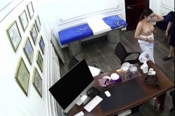监控偷拍某胸部整形的胸形评估医师真幸福,每天的工作就是不断摸女生奶子 截图6