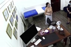 监控偷拍某胸部整形的胸形评估医师真幸福,每天的工作就是不断摸女生奶子 截图8