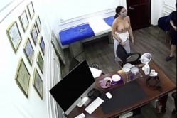 监控偷拍某胸部整形的胸形评估医师真幸福,每天的工作就是不断摸女生奶子 截图9