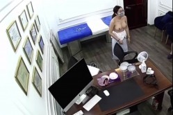 监控偷拍某胸部整形的胸形评估医师真幸福,每天的工作就是不断摸女生奶子 截图10