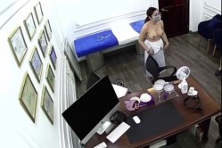 监控偷拍某胸部整形的胸形评估医师真幸福,每天的工作就是不断摸女生奶子 截图11