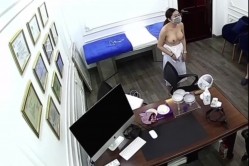 监控偷拍某胸部整形的胸形评估医师真幸福,每天的工作就是不断摸女生奶子 截图12