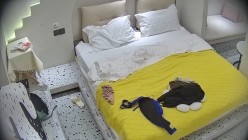 酒店偷拍非常能干的大学生情侣女友被抱起来操完放沙发被无套操老惨了 截图11
