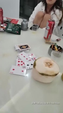 【人间水密桃】三女叠罗汉来姨妈只能双飞啪啪，健身球上口交边骑乘边舔逼，快速抽插大屁股出白浆 截图5