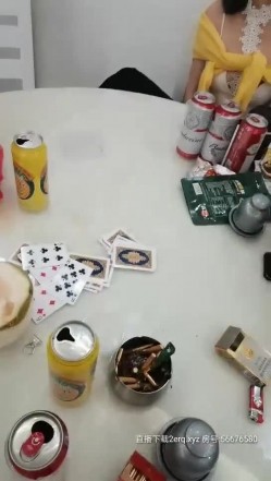 【人间水密桃】三女叠罗汉来姨妈只能双飞啪啪，健身球上口交边骑乘边舔逼，快速抽插大屁股出白浆 截图6