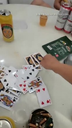 【人间水密桃】三女叠罗汉来姨妈只能双飞啪啪，健身球上口交边骑乘边舔逼，快速抽插大屁股出白浆 截图7